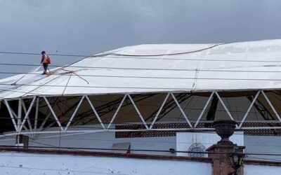 Expone la vida para limpiar el domo de plaza